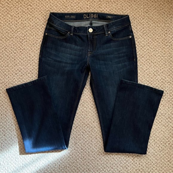 DL1961 - Cindy Petite Slim Bootcut Jean - Switch Wash - Excellent Condition - Picture 1 of 9